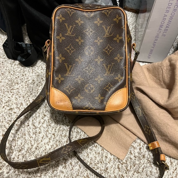 Ladies here’s a beautiful new Louis Vuitton, crossover body purse. - Picture 3 of 6